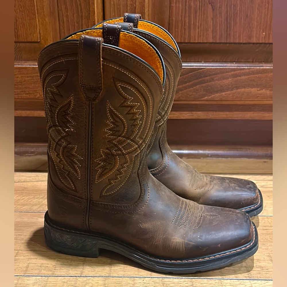 Boys youth Ariat Square Toe cowboy boots size 4